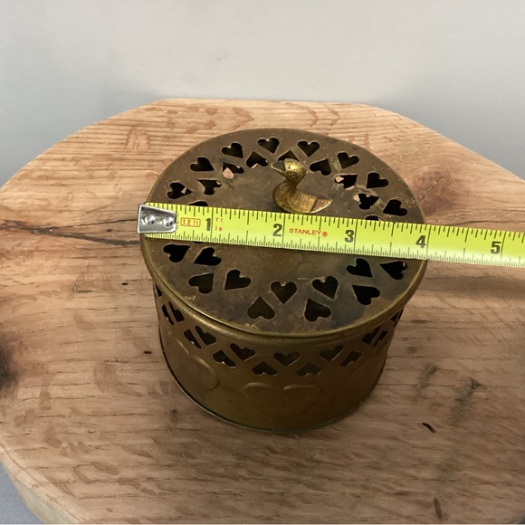 🟡 Vintage Brass Lidded Hearts Basket / Dish / Trinket Holder / Patina Farmhouse - Picture 14 of 15